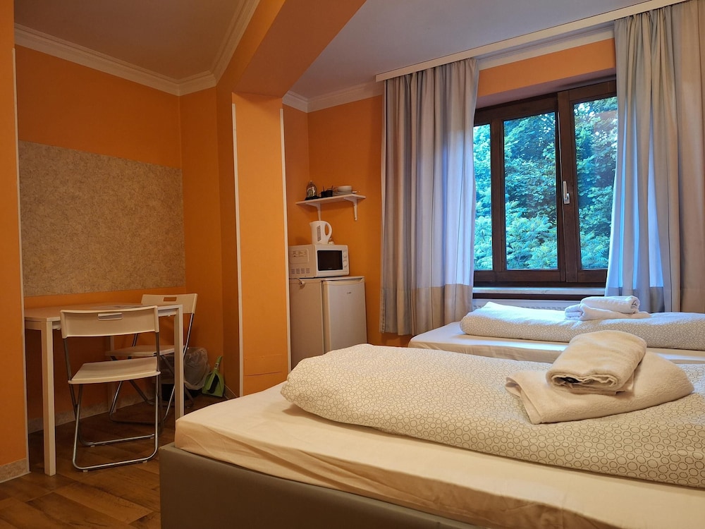 2-Rent Group Hostel Rooms AUB162