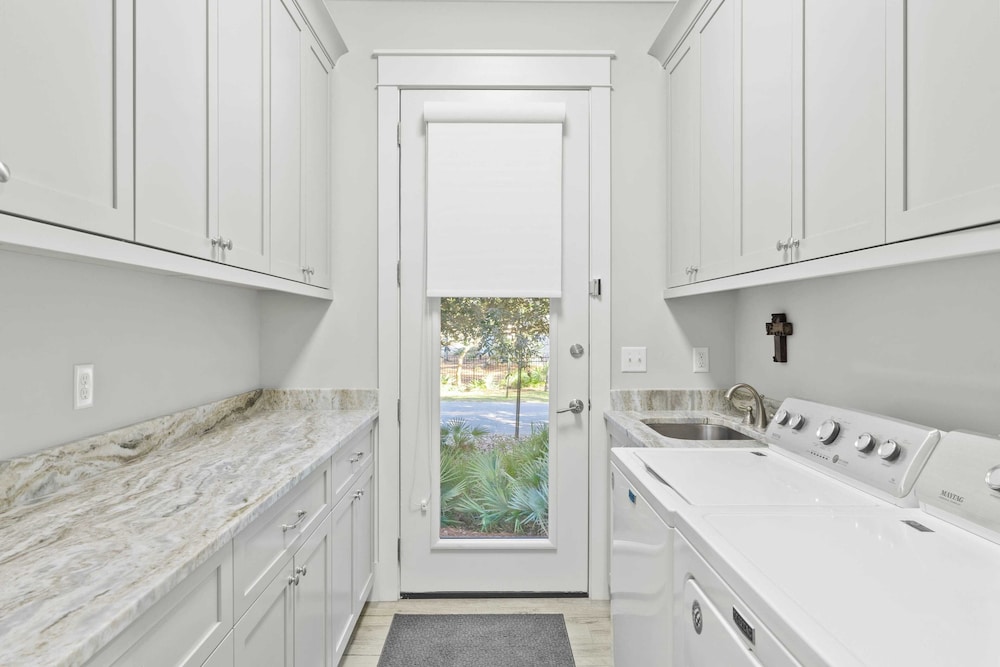 The Palmetto Blue by Avantstay Steps to Beach, Ocean Views