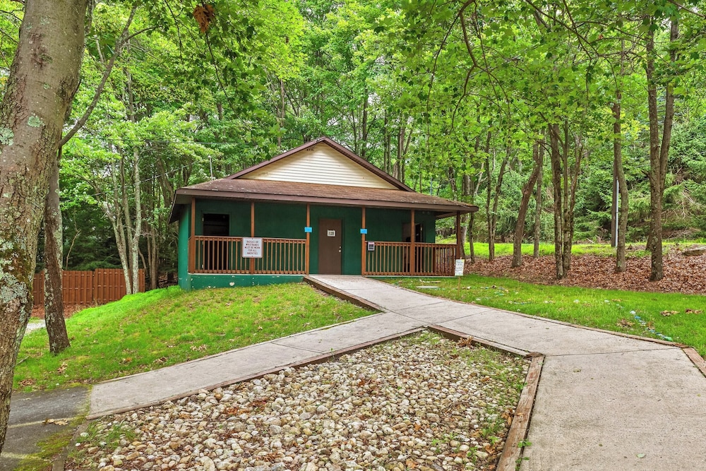 Hotel Hygge Home by Avantstay Deck for Outdoor Living, Fire Pit, Game Table - Image 1