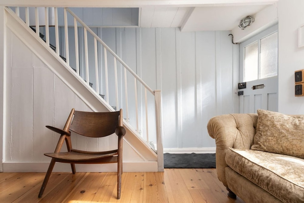 Seaview-2br-sleeps5-cottage-fastwifi-woodburner