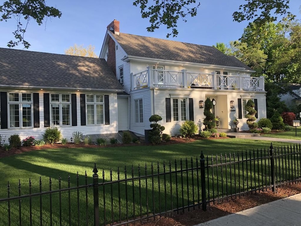 Greenview Manor Luxury Bed & Breakfast - Image 1