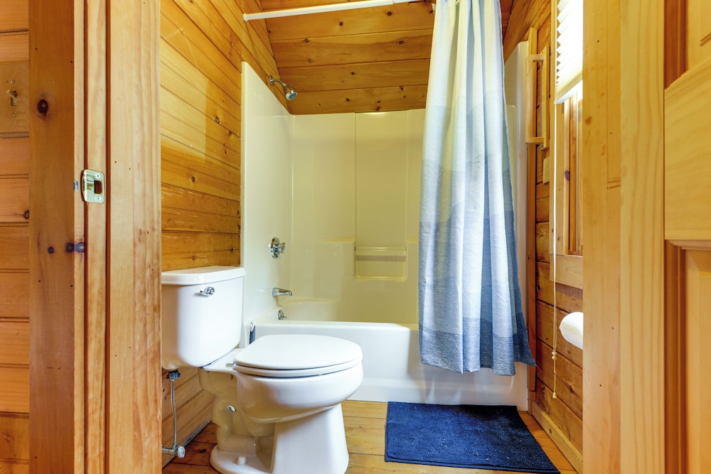 2 Mi to Boat Ramp: Log Cabin in New Hampshire