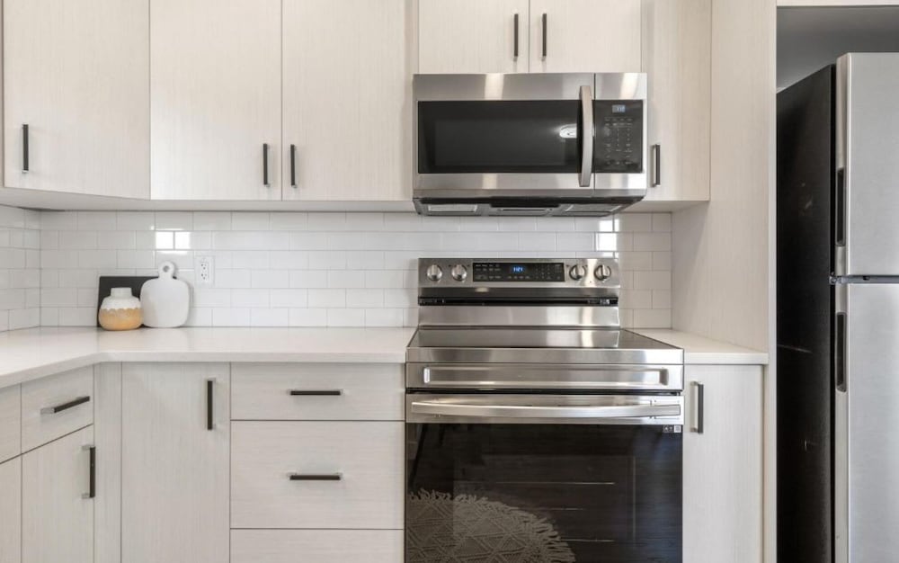 Castle View No Service Fees Kitchen 55 TV