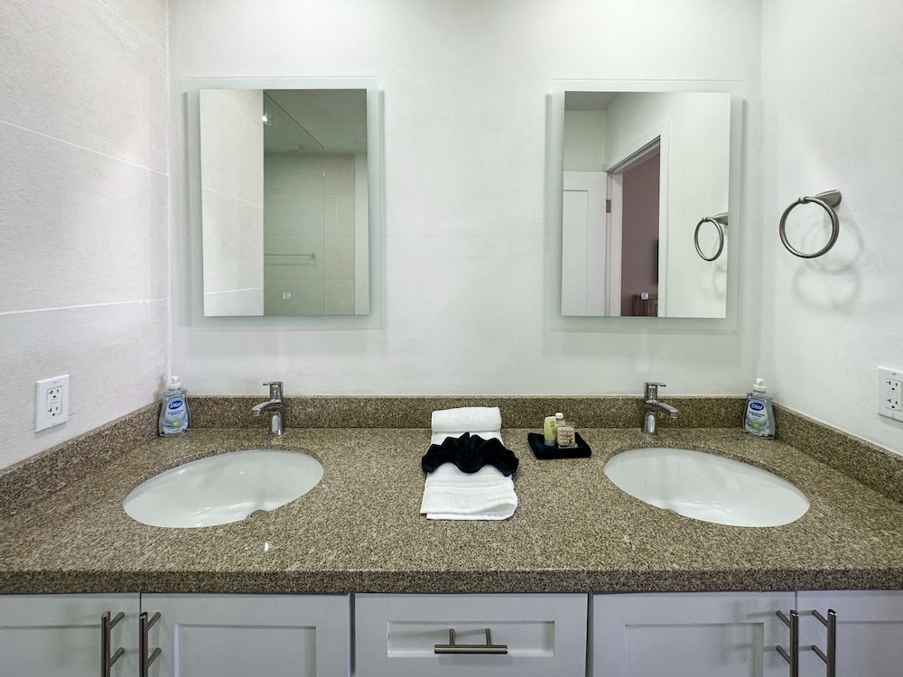Steps to Sandy Beach Pool Renovated 2BR Condo