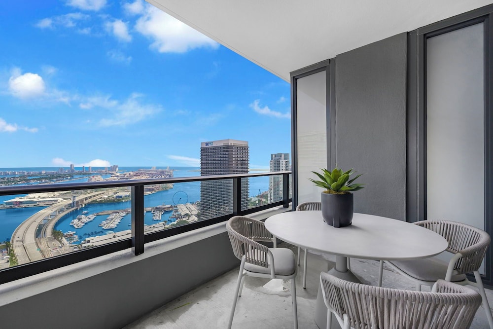 Experience Luxury & Bayfront Views