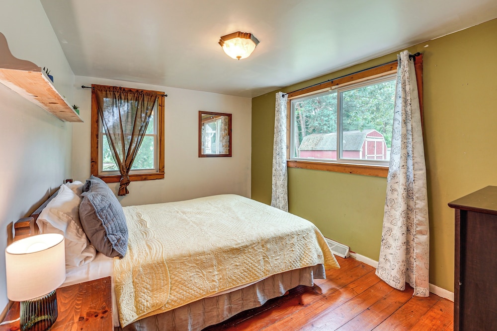 2 Mi to Michigan's Adventure: Family Home w/ Patio