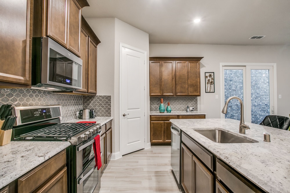 Beautiful furnished 3 bedroom Allen Home - Property Image 1
