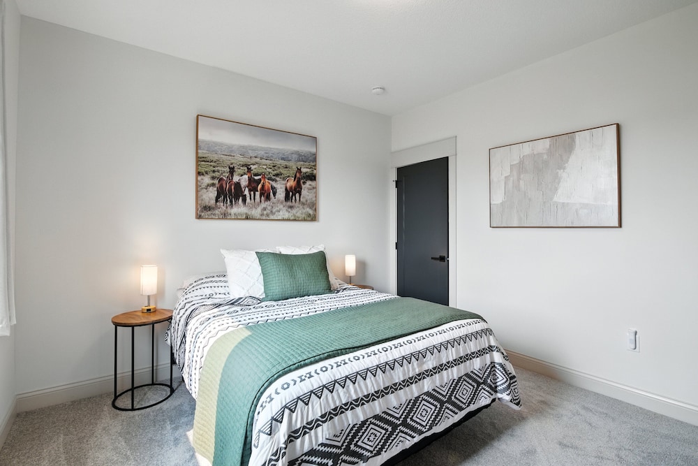 Brand New Cool Comfy Lawrence Retreat 3 Bedroom Duplex