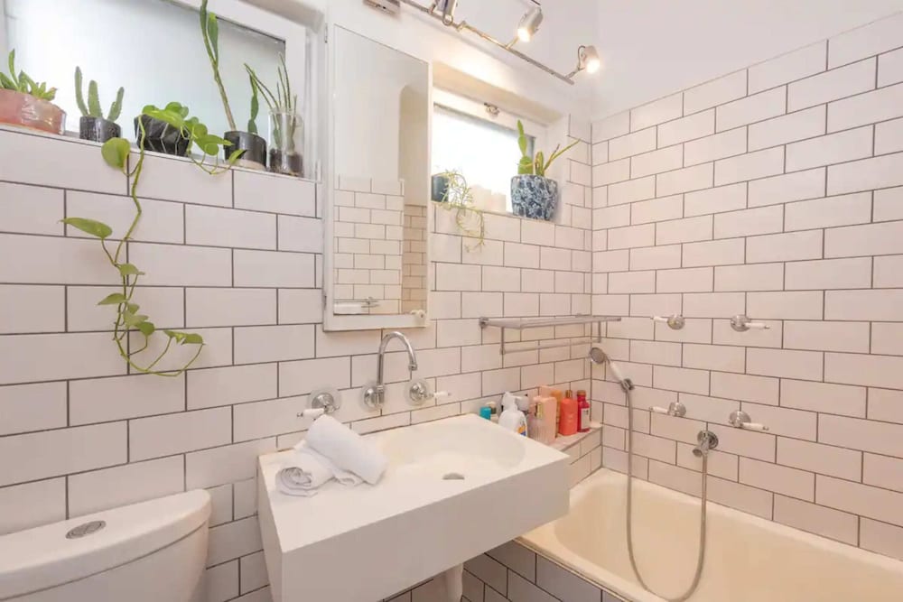 Mid-century 1 Bedroom Apartment on Albert Park With Parking view 4