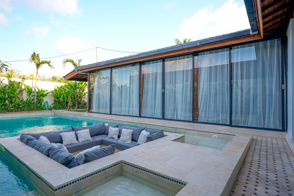Luxurious Arakana Villa with Pool