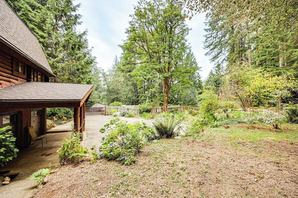 Lake Margaret Access: Boho Log Cabin w/ Backyard