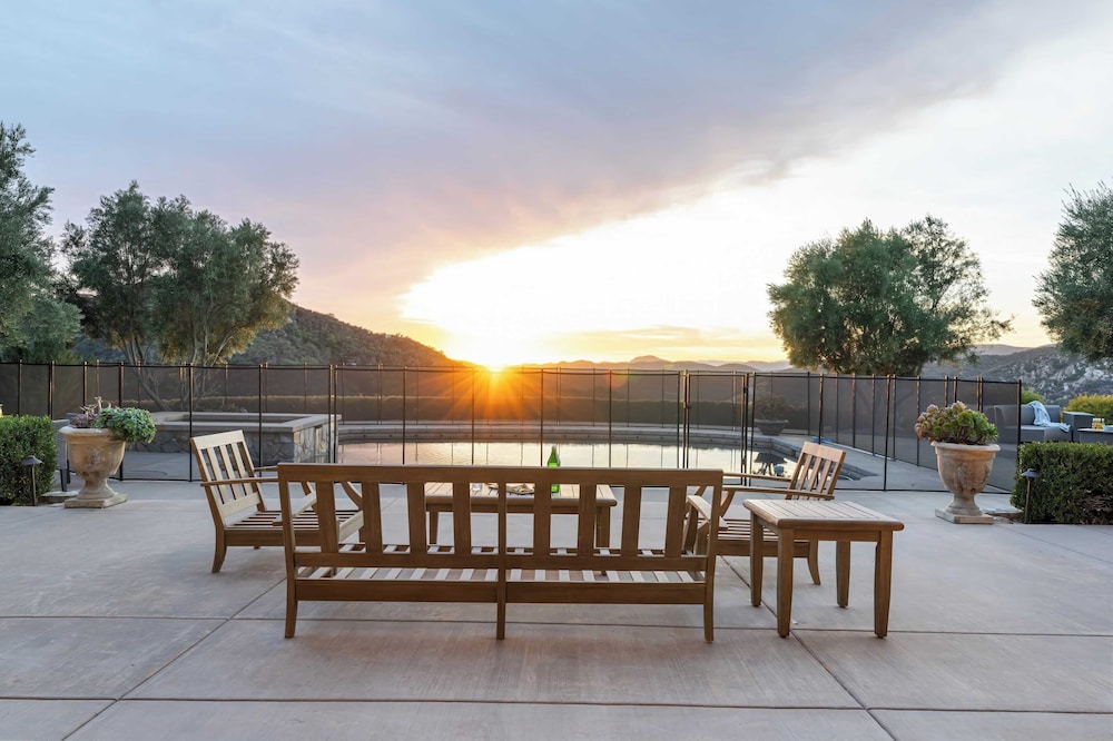 Hilltop Estate w/ Pool, Hot Tub, Fire Pit, Views Cleveland Vista by Avantstay