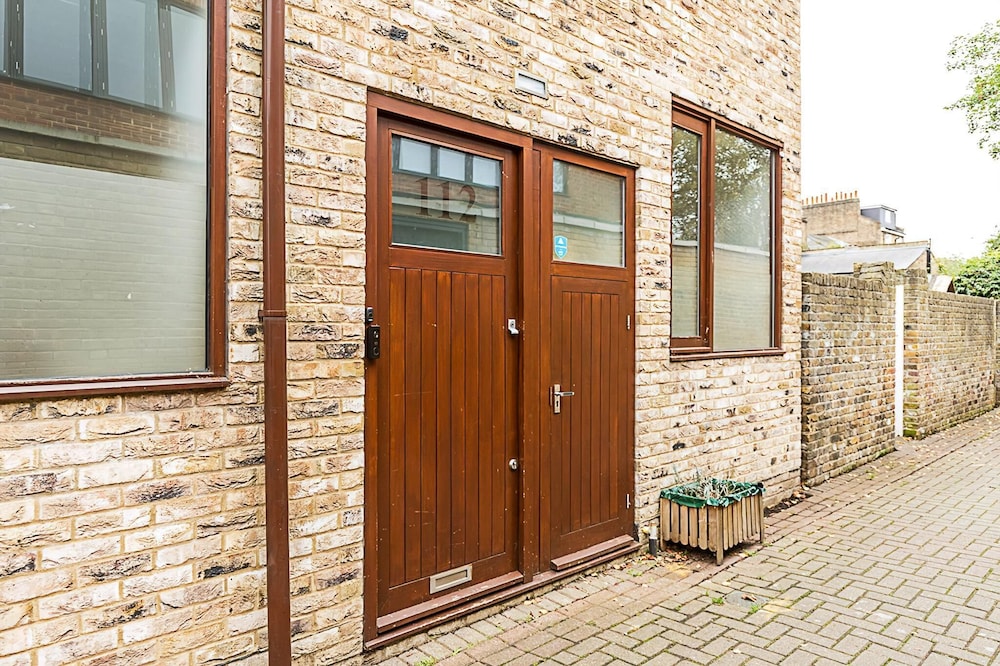 Modern & Airy 2-bed Gem in Trendy Stoke Newington