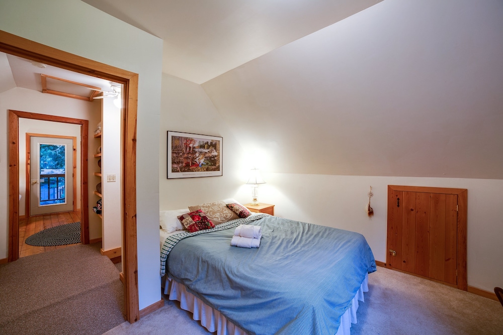 32MBR - BBQ - Pets Ok - Wood Stove - Sleeps 7 view 3