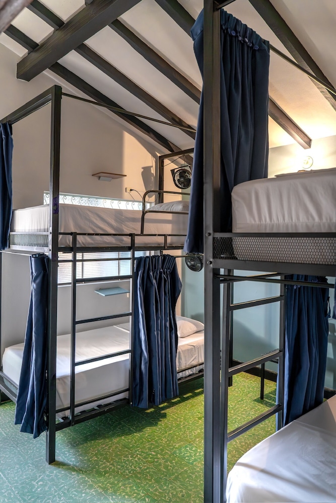 Traveler Hostel