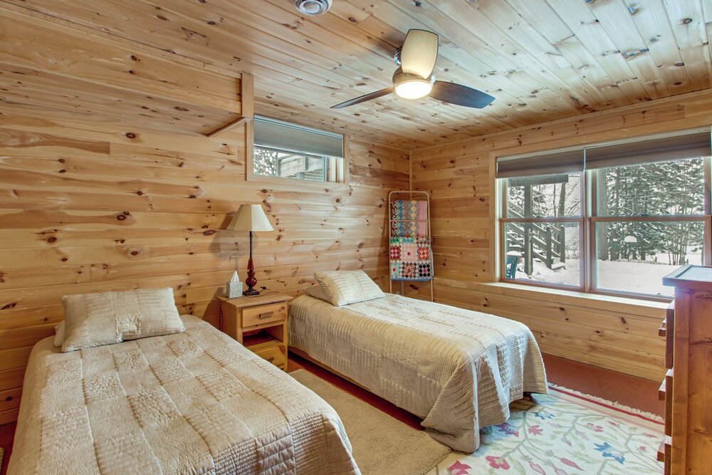 Dock & Foosball: Esquagama Lake Family Cabin