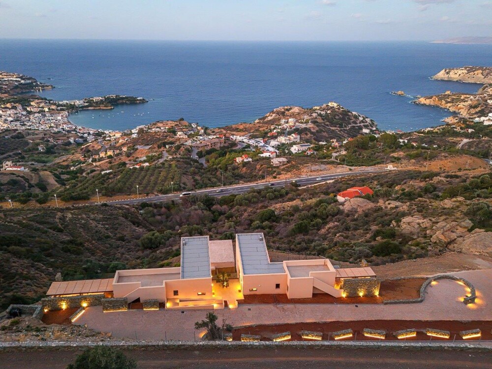 Villa Ouranos - Where the World Unfolds Before you