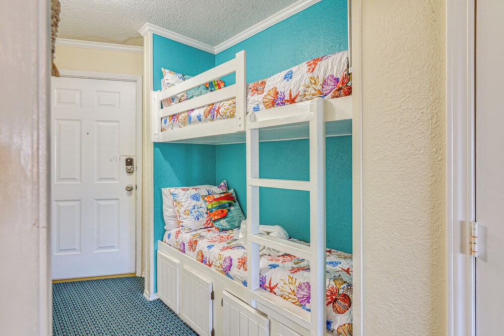 Stroll to Shore: Gem w/ Pool Access in Galveston