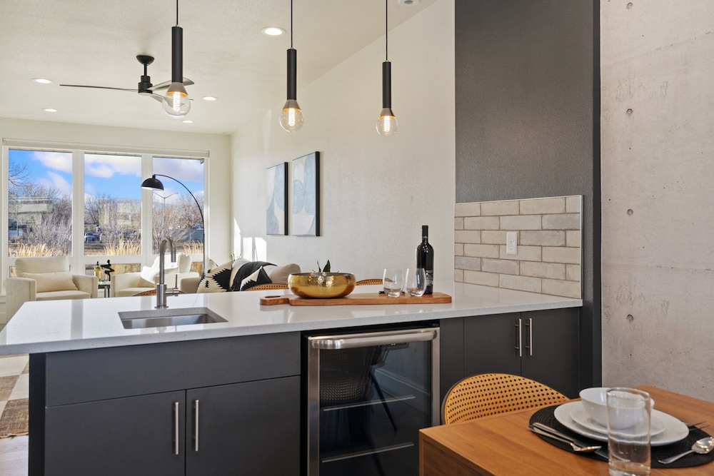 Mountain View Home w/ King Beds & Rooftop Deck