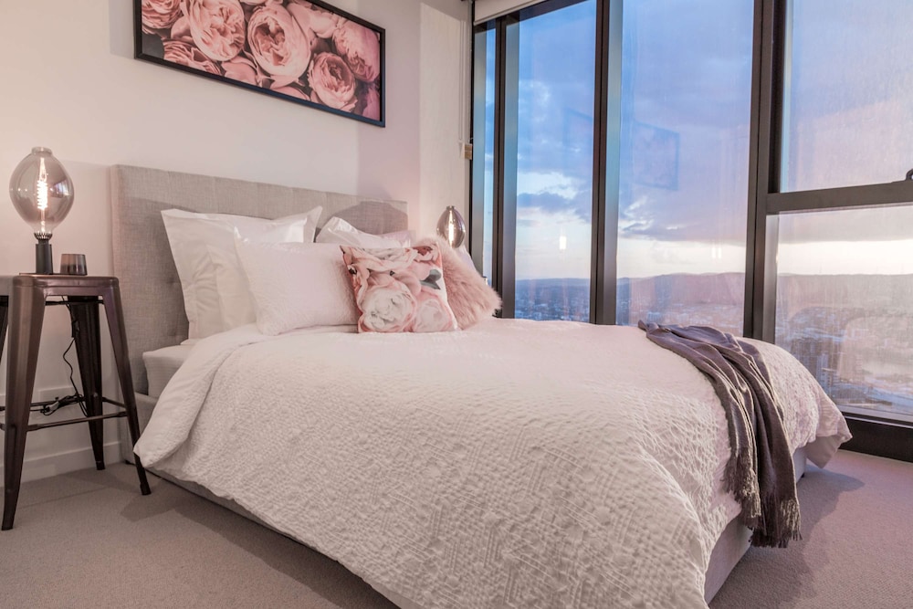 2BR Luxury Skytower Views CBD Pool Gym Netflix