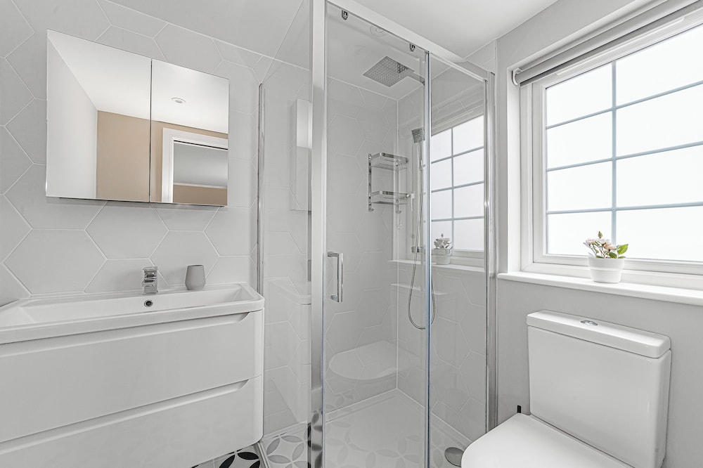 Spacious Room In Morden
