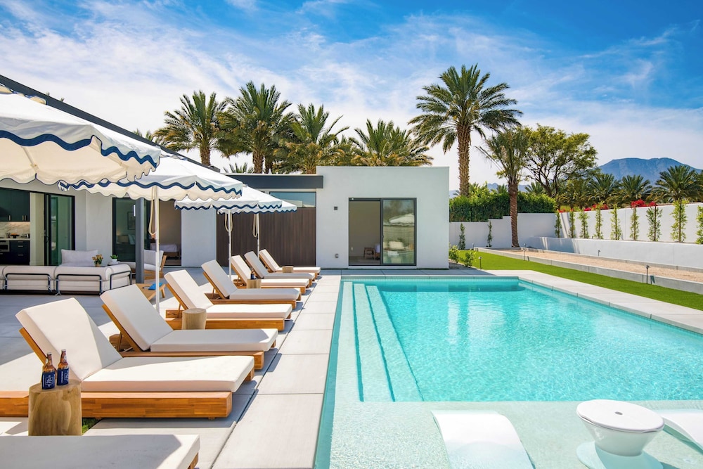 Sleeps 34 2 Villas, Pool, Pickleball + Bocce Polo Villas Elara by Avantstay
