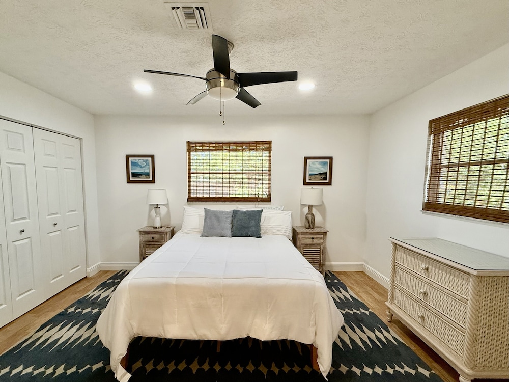 Naples Park Cottage 106th 6 Blocks Off Ocean 2 Bedroom Home