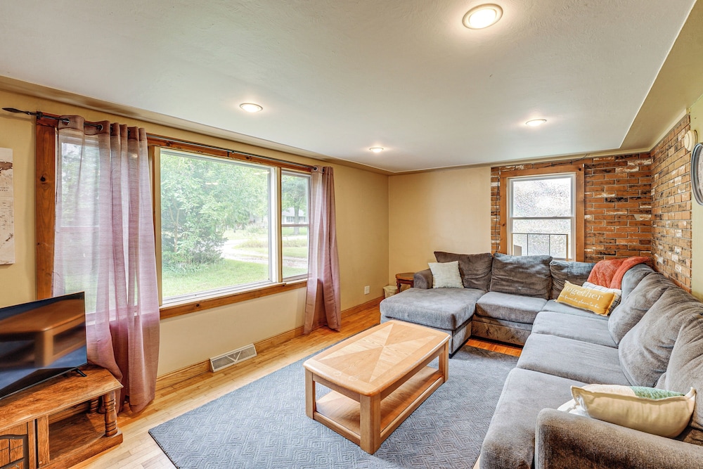 2 Mi to Michigan's Adventure: Family Home w/ Patio