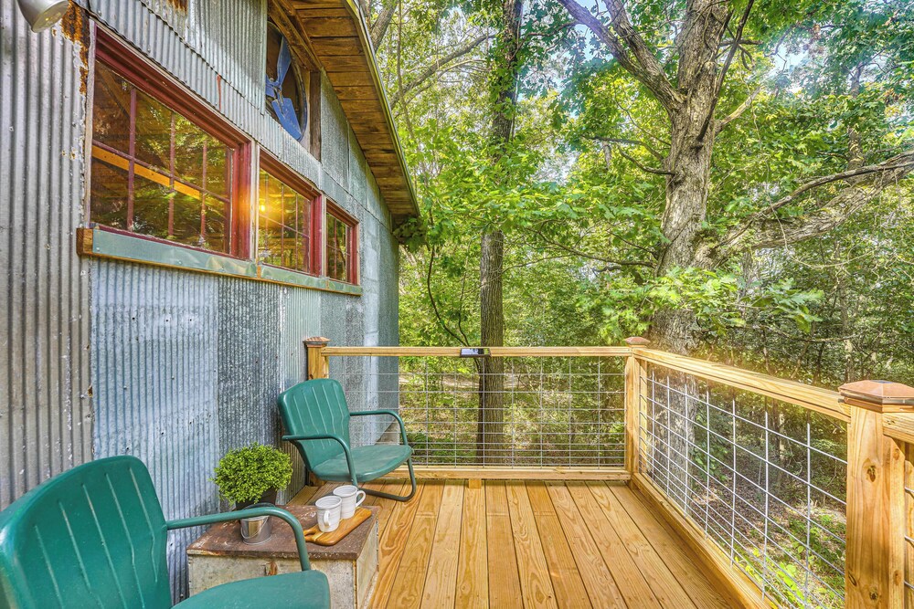 Unique Eureka Springs Cabin: Deck & Forest Views!