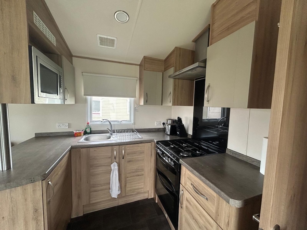 Familycaravan-seaview-garden-ensuite-nearbeach