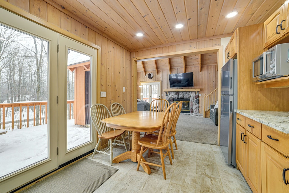 < 1 Mi to Nubs Nob Ski: Cabin w/ Sauna & Deck!
