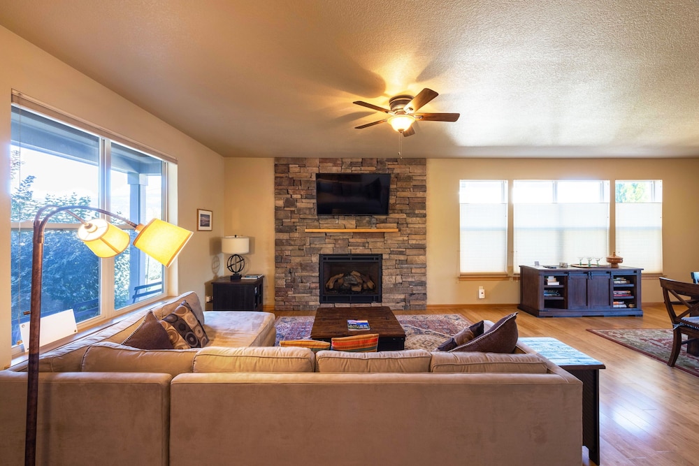 Redtail 30 Day Minimum 3 Bedroom Home by RedAwning
