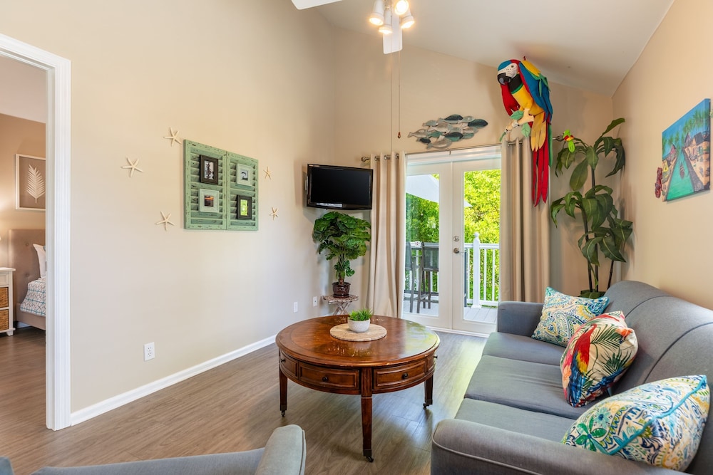 Parrot Perch by Avantstay Old Town Key West w Shared Pool Week Long Stays Only