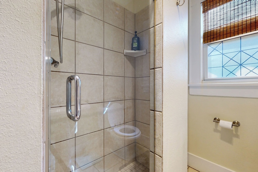 2-story Galveston Getaway w/ Balcony & Patio
