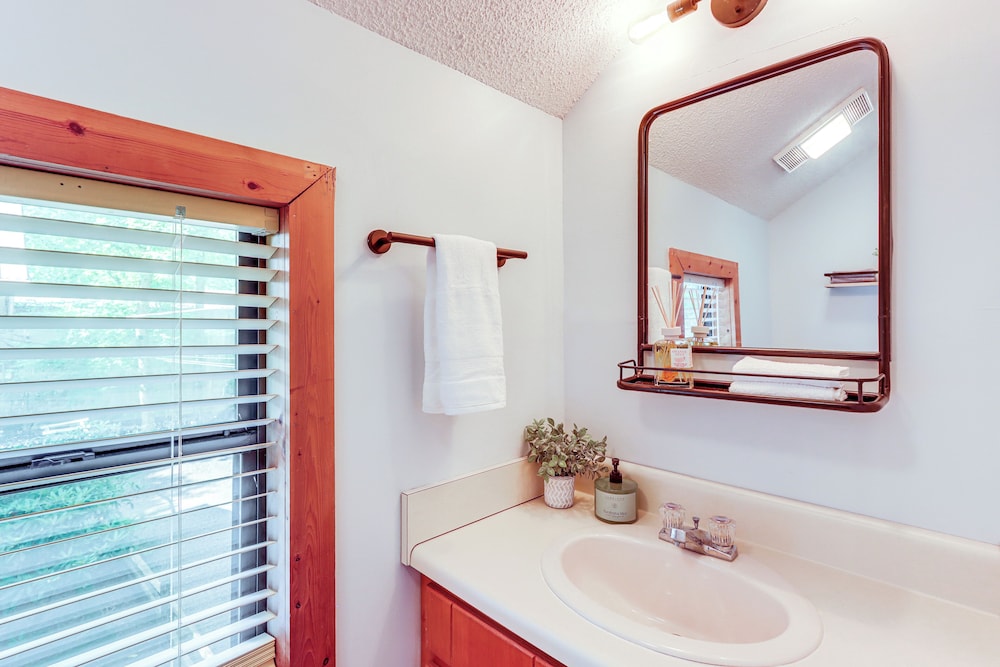 Cartecay River Retreat w/ Yard & Screened Porch!