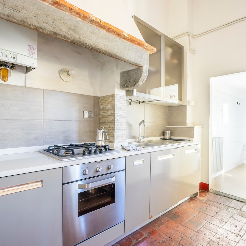 Cerchi 3 in Firenze With 2 Bedrooms and 1 Bathrooms