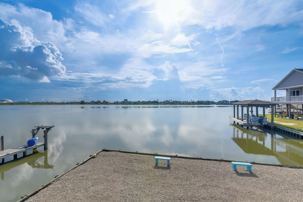 Private Bayfront Access 10 Mi to Galveston Beaches