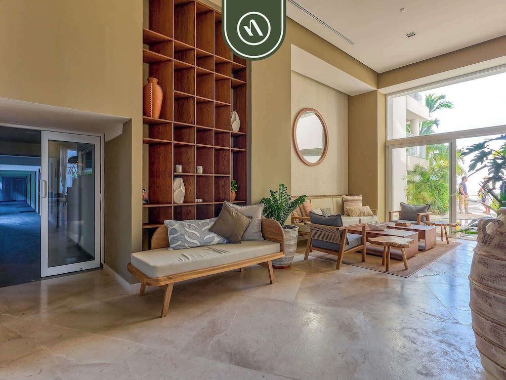 Beachfront Tropical 2 BR Condo - Pools - Gym