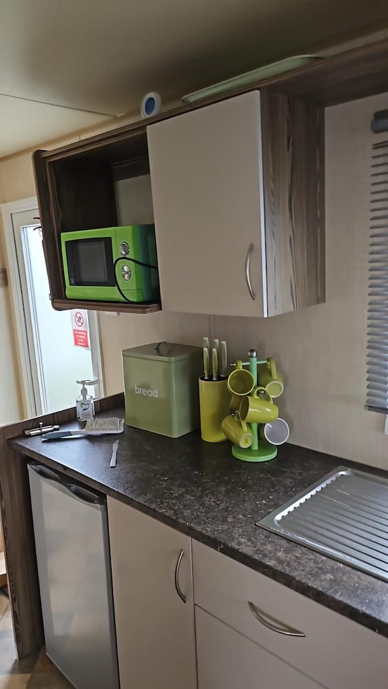 3 Bed Caravan - Near Beach, 5 Star Reviews, Wifi