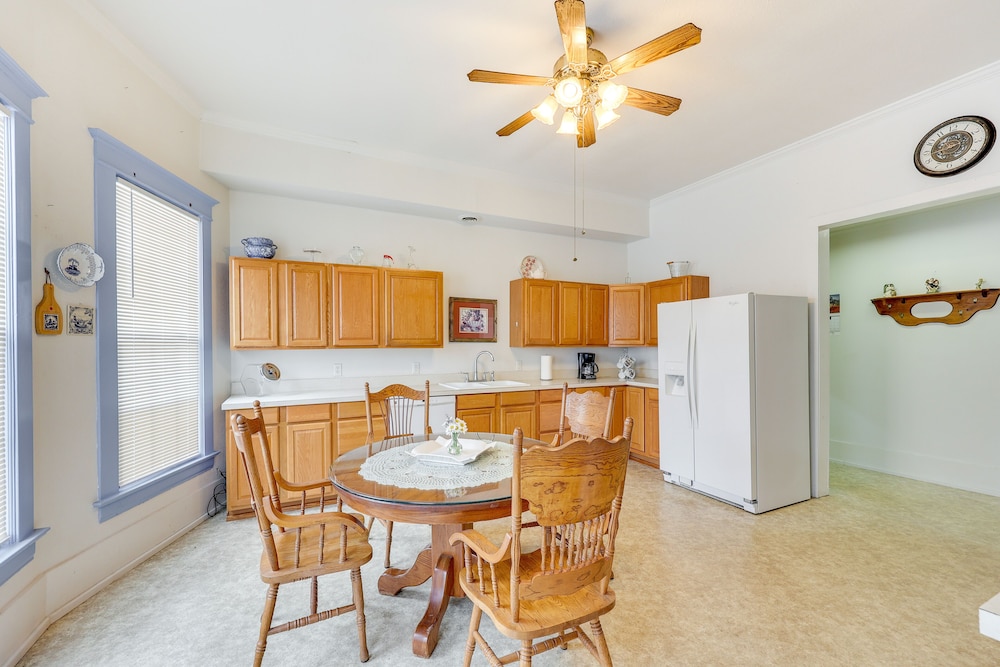 Paris Vacations - Paris Vacation Rental  15 Mi to Mount Magazine! - Property Image 4