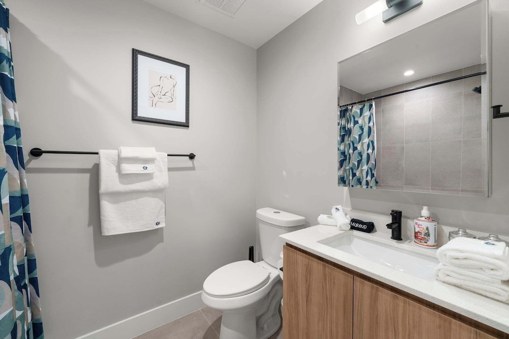 Edgewater Modern 2BR Steps to Lake City Views