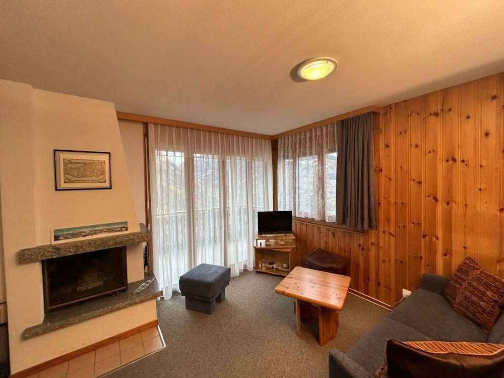 Gracious Apartment With Patio in Hills