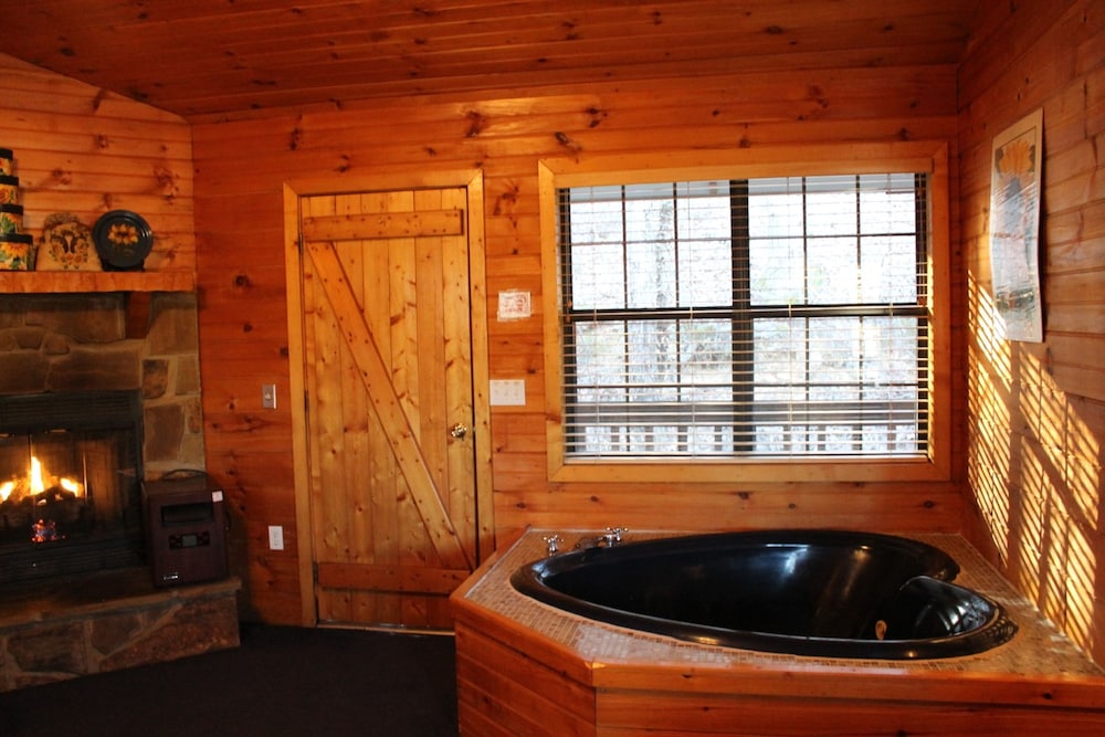 Romantic Honeymooner Hot Tub Jacuzzi Swing FP view 3
