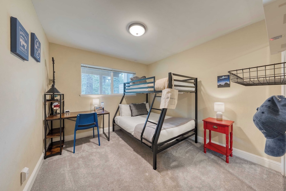 Ski Way by Avantstay Cozy Tahoe Home w/ Fireplace & Balcony