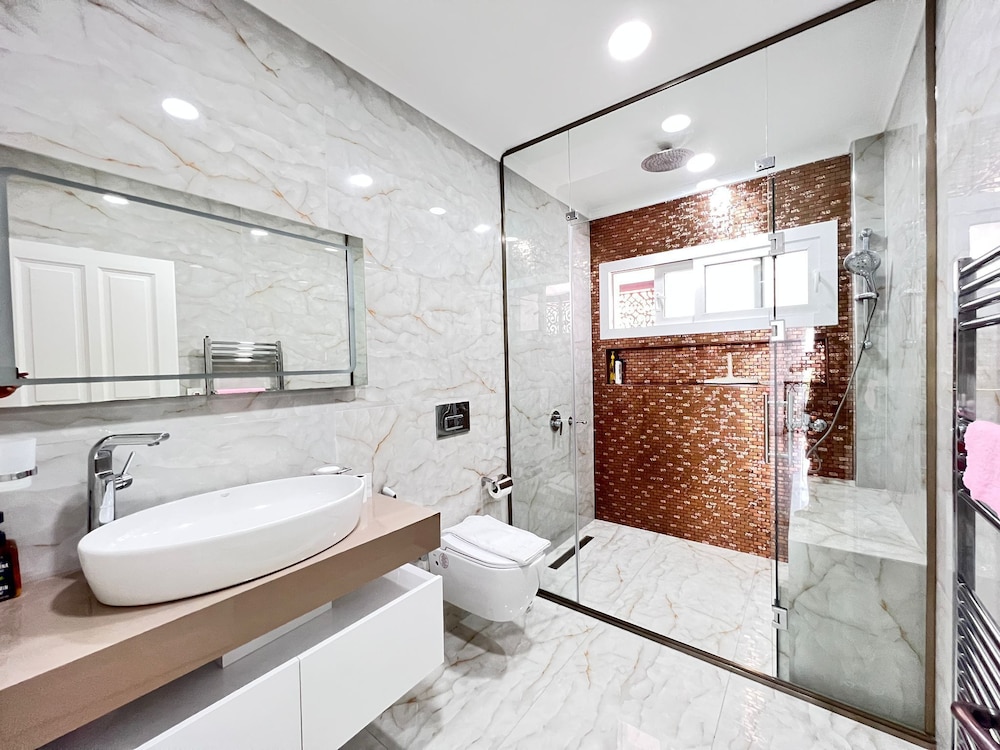 Luxury 7-bed Villa With Pool and Jacuzzi, Fethiye