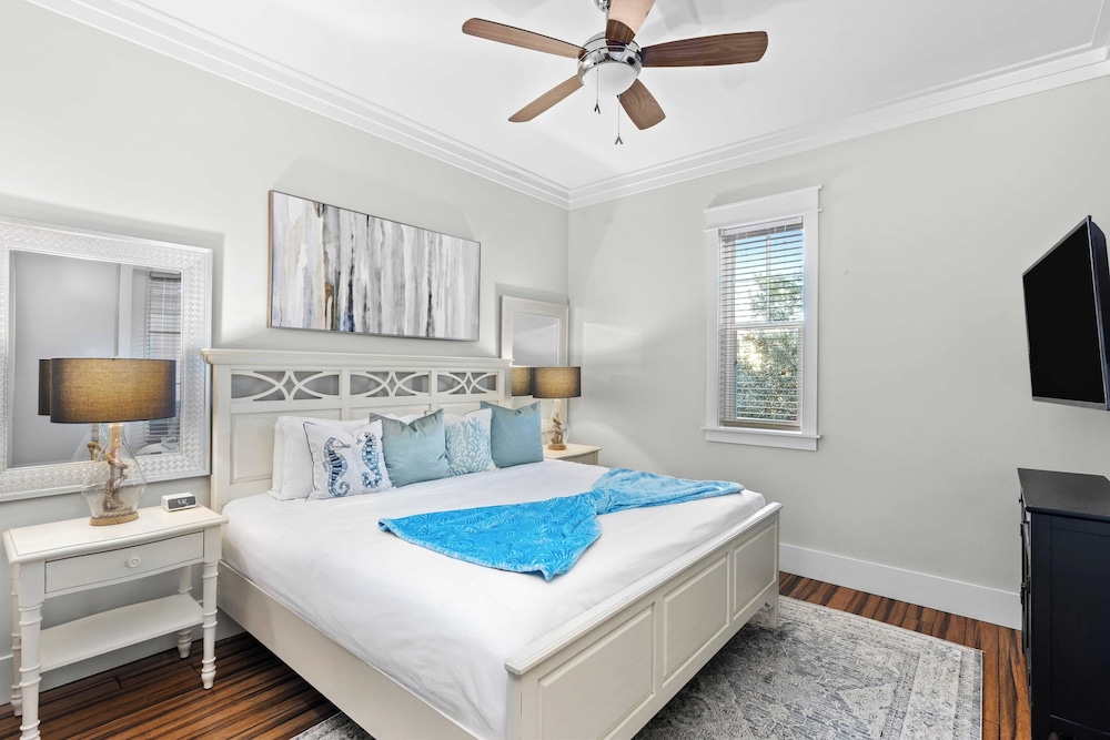 Seagrove Gardens Mins to the Beach, Santa Rosa Retreat w/ Golf Cart, A+ Design