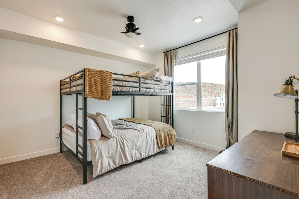 25 Mi to Zion: Rock 'n' Roll Condo w/ Mtn View!
