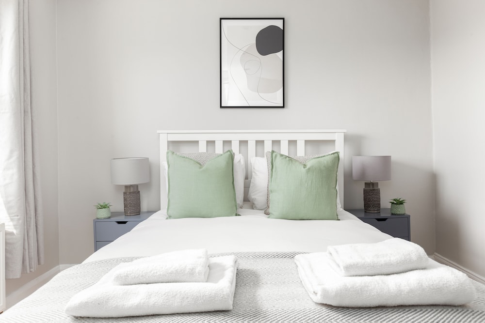 Radiant 2 Bed Flat near Portobello