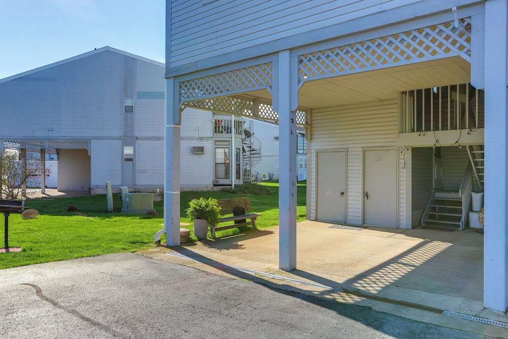Boat Slip & Pool Access: Oak Harbor Haven!