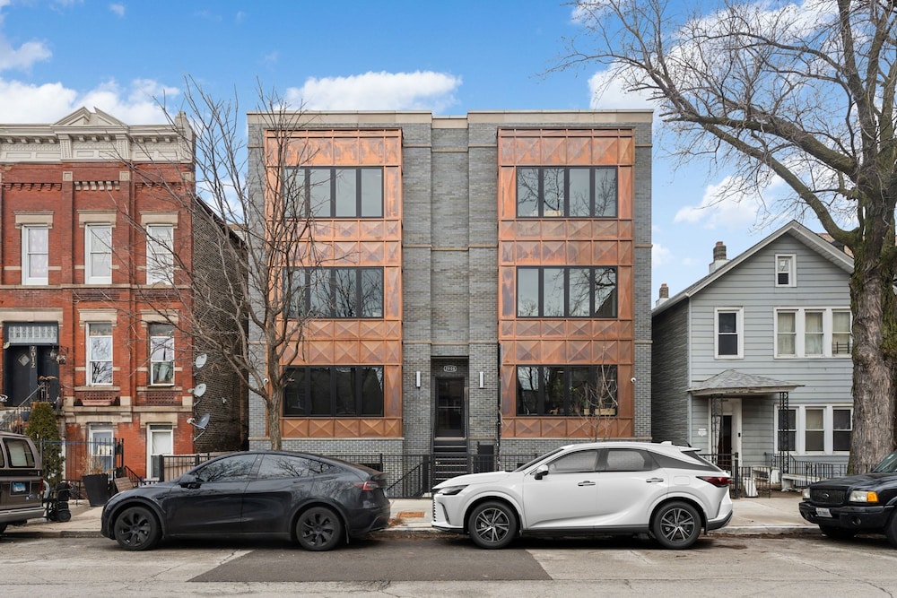 3 Bed 2 Bath Chicago Retreat w Balcony Parking